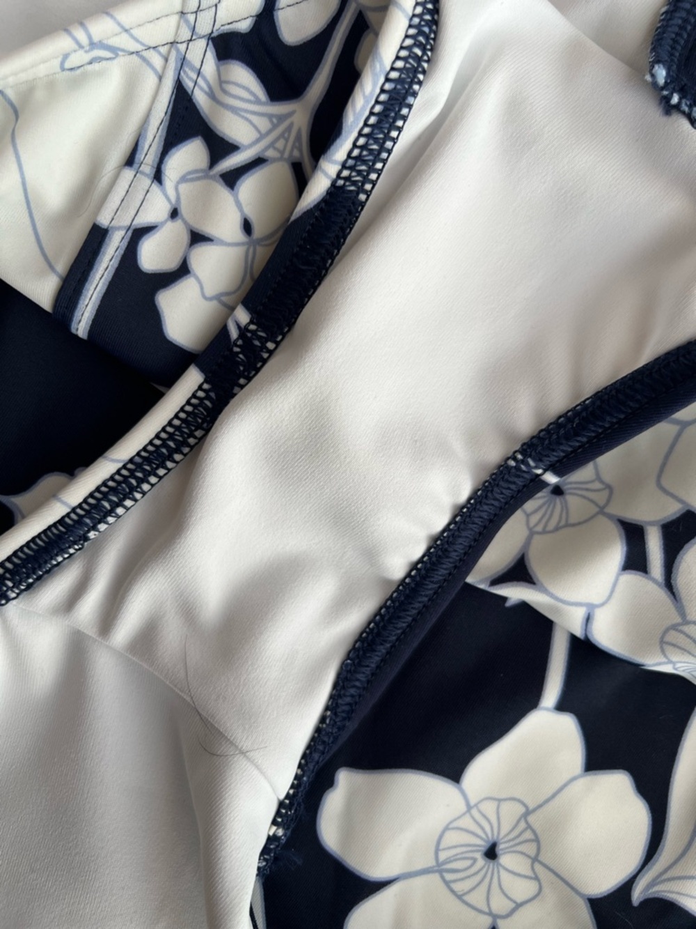 Lands' End Navy Blue & White Floral Long-Sleeve Rash Guard Swimsuit size 6P - Picture 7 of 9
